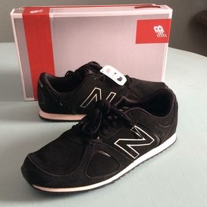 NEW 8.5 wide black 80s style New Balance sneakers